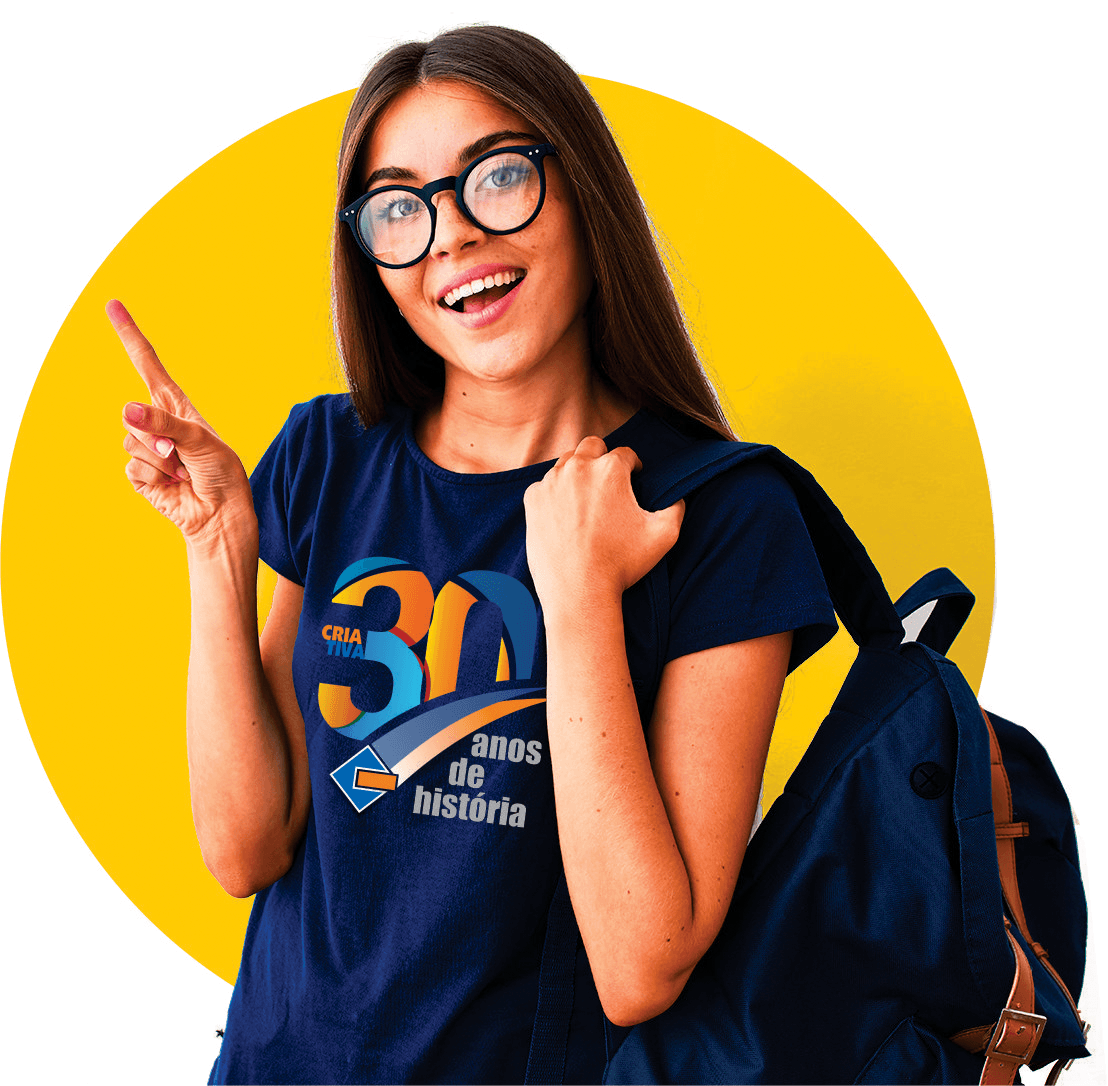 Aluna da Escola Criativa apontando